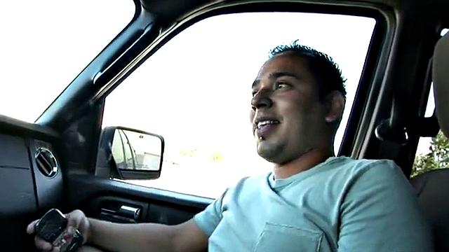 гибкая брюнетка получает глубокий трах и кончает на лицо