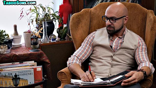 Petite 21yo jock buttfucked by DILFs