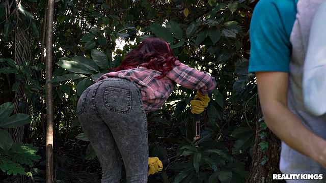 MILF Teaches The Art Of Threesome