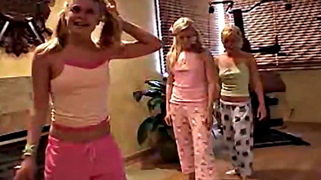 Amateur solo teen babe masturbates at sleepover