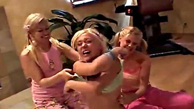 Amateur solo teen babe masturbates at sleepover