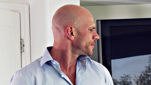 грудастая горничная ава аддамс примеряет кошачий костюм и отсасывает здоровый член