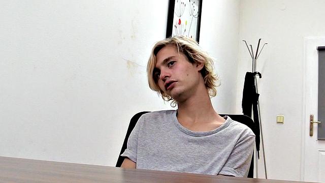 стройный евро-твинк жадно глотает хуй в жестком pov