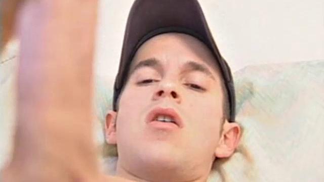 Шон Сторм дрочит свой здоровый член и кончает на камеру для парней!