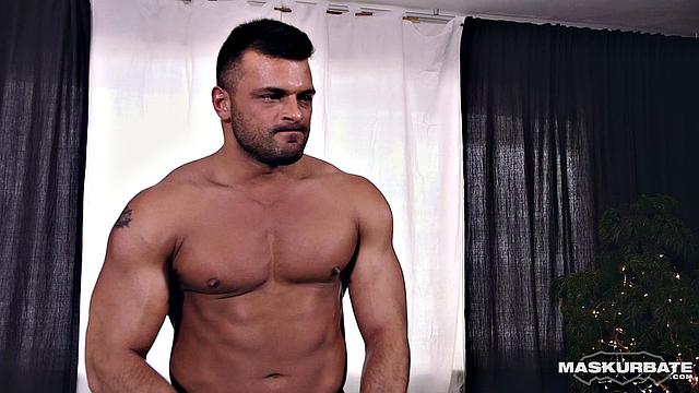 Muscle Stud Jeremy Unmasked and Jerking