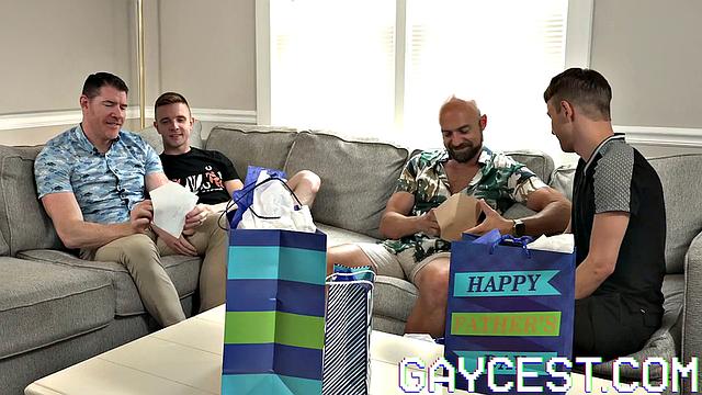 парни устраивают жесткий групповой секс без резины весь день