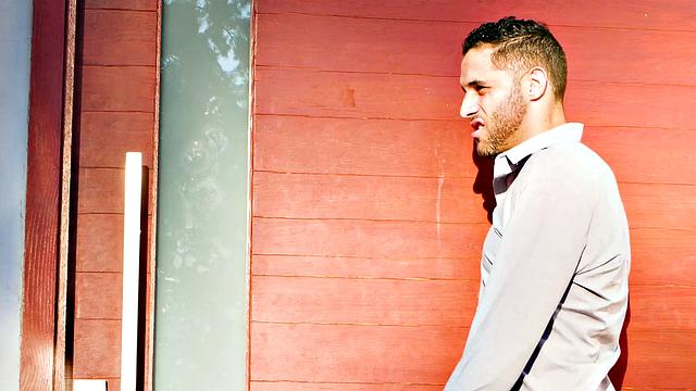 A tattooed babe ride a dildo like a pro on the sofa