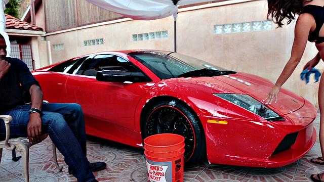 девушка в бикини моет тачку и получает черный член в гостиной