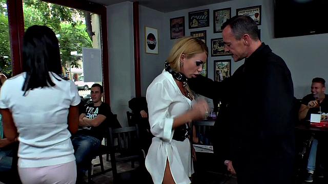 пышная сабмиссив дрочит и сосёт на людях под взглядами зевак