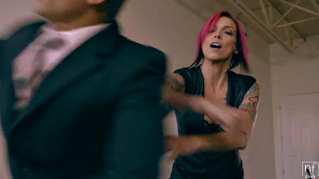 Брюнетка в коже строит из себя паиньку, язык при этом не устаёт