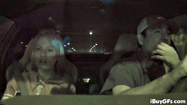 Холли Уэллин устроила жаркую ванну и трахнулась с незнакомцем в душе.