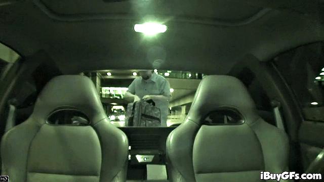 Холли Уэллин устроила жаркую ванну и трахнулась с незнакомцем в душе.