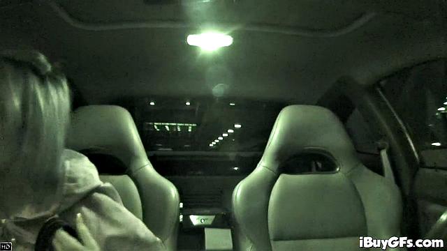 Холли Уэллин устроила жаркую ванну и трахнулась с незнакомцем в душе.