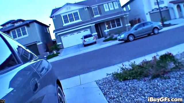 Холли Уэллин устроила жаркую ванну и трахнулась с незнакомцем в душе.