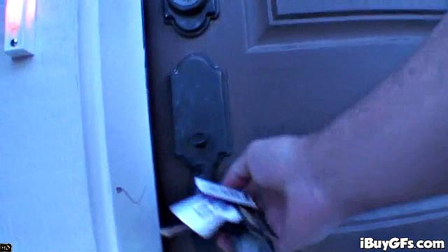 Холли Уэллин устроила жаркую ванну и трахнулась с незнакомцем в душе.