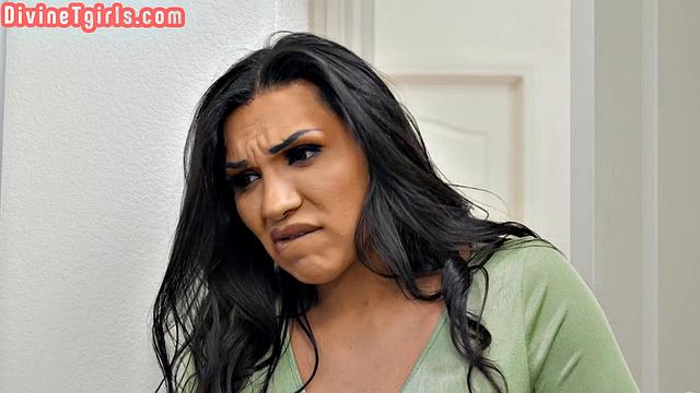 Транс-девушка жёстко трахается с подругой в страстной анальной сцене