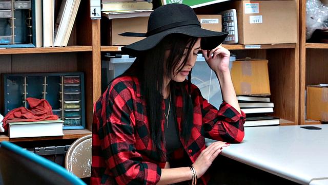 Юная брюнетка Одри Ройал попалась на краже и отдалась охраннику в офисе