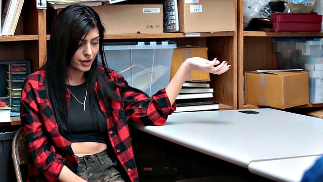 Юная брюнетка Одри Ройал попалась на краже и отдалась охраннику в офисе