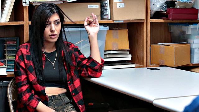 Юная брюнетка Одри Ройал попалась на краже и отдалась охраннику в офисе