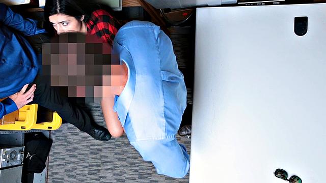 Юная брюнетка Одри Ройал попалась на краже и отдалась охраннику в офисе