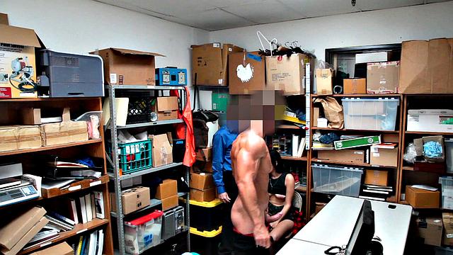 Юная брюнетка Одри Ройал попалась на краже и отдалась охраннику в офисе