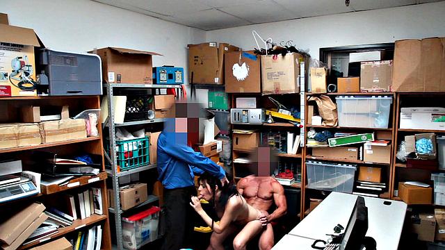 Юная брюнетка Одри Ройал попалась на краже и отдалась охраннику в офисе