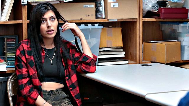 Юная брюнетка Одри Ройал попалась на краже и отдалась охраннику в офисе