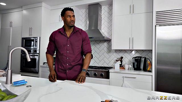 Надя Уайт застряла в дверце для собак и получает двойной трах от Jax Slayher и Tony Rubino, пока мастурбирует на диване хозяина.