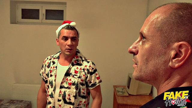 призрак мешает жесткому анальному тройничку в хостеле