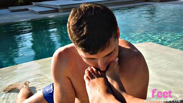 Sole lover outdoor footworshipping with bikini beauty