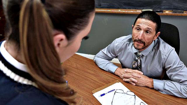 студентка соблазняет преподавателя на парте