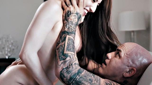 волосатая падчерица получает полную порцию спермы в миссионерской позе