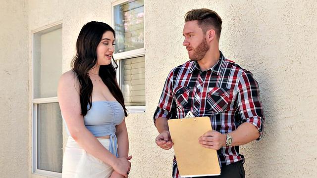 Аликс Стар освежает грудь, чтоб управляющая компания не докопалась