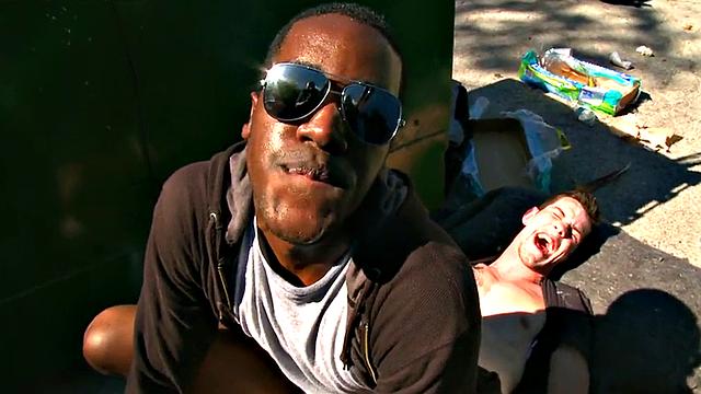 Черный парень подцеплен и оттрахан на улице