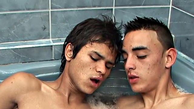 Amateur 21yo Latino twink fucked in bathtub by BF