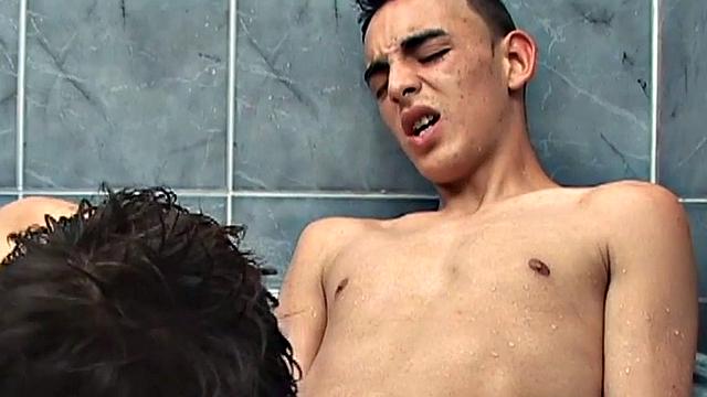 Amateur 21yo Latino twink fucked in bathtub by BF