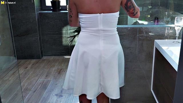 извращённая мамка не может остановиться в душе