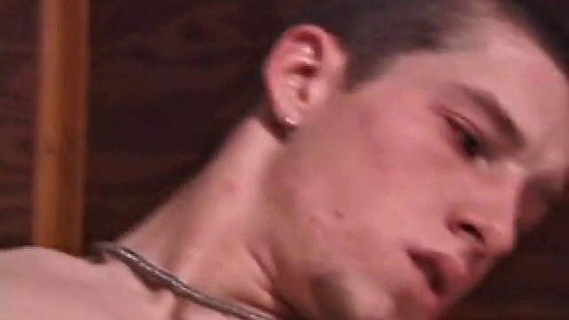 Мужик заскучал и устроил себе весёлый дроч