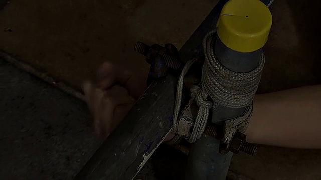 Каспер Эллис и Эштон Брэдли по очереди трахают страпоном и кормят