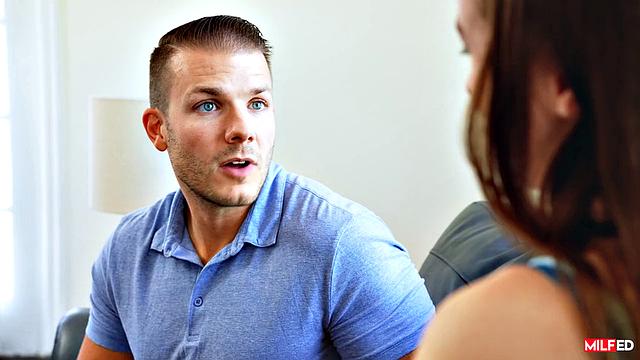 Дерзкая брюнетка с натуральной грудью соблазняет молодого качка в гостиной, страстный секс с большими сиськами и татуировками от Codey Steele и Jackie Hoff.