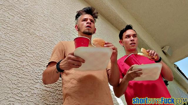 Латино milf не теряет время с двумя шустрыми парнями в миссионерской - коротышки атакуют по взрослому, уж точно не за ростом сюда пришли.