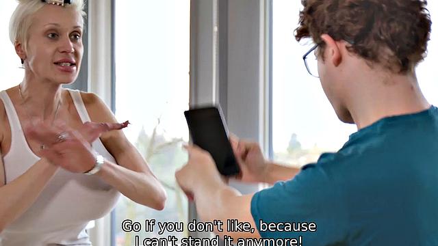 зрелая блондинка с тату в чулках трахается как надо