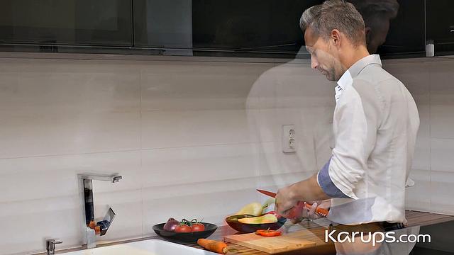 Тина Кей скачет на члене и получает глубокий кремпай