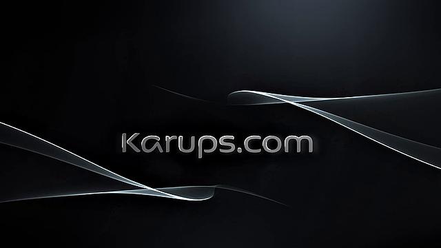 Эмили Джейд натира лысую киску и развлекается на кресле