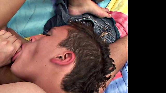 Dicksucking twink nailed in missionary by Latino