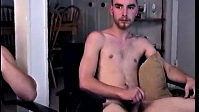 Два натурала Buzz и Toby пробуют минет втроём с парнем, сперма летит во все стороны.