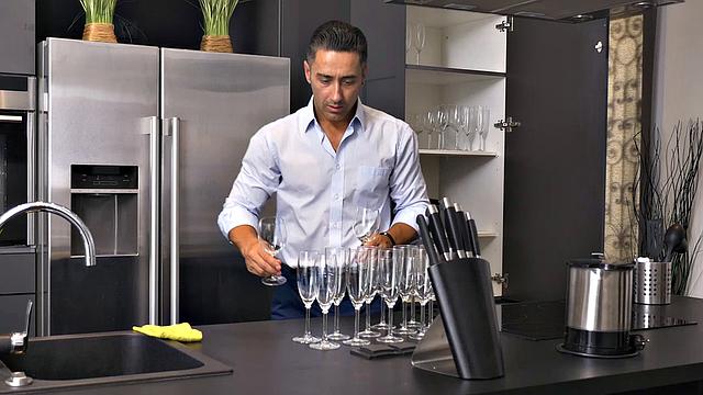 блондинка с большой жопой трахается на кухне