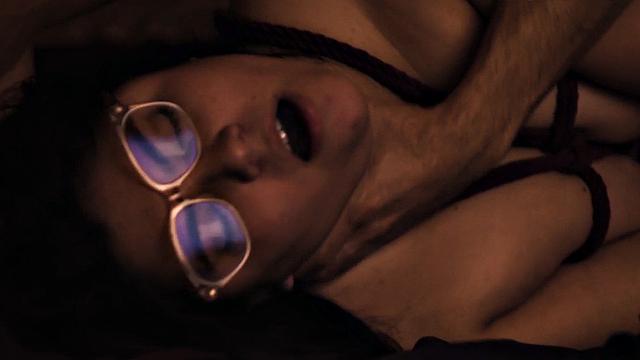 связанная шлюха с жаждущей киской принимает доминанта