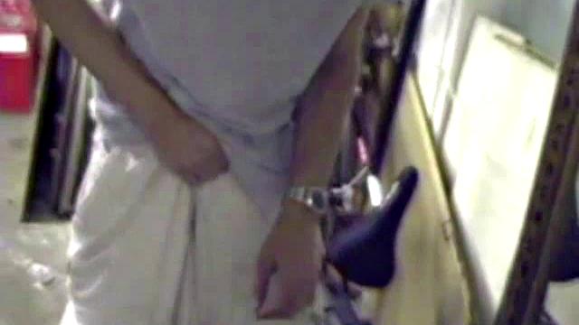 Джейден дрочит на порно-журнал в гараже