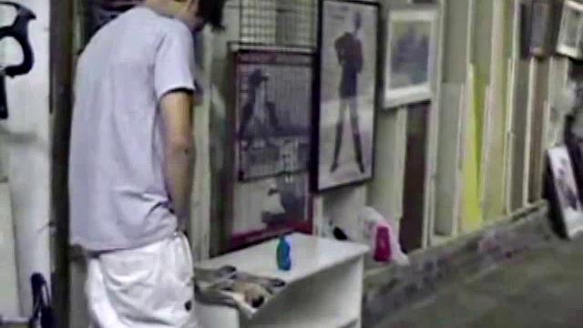 Джейден дрочит на порно-журнал в гараже